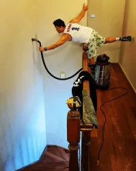 Только не говорите что он по собственному желанию решил пылесосить стену. Обычно проблемы мужчин начинаются с женского:"Дорогой.  Я вот тут подумала ..."