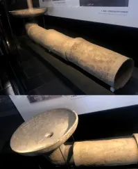 Офигеть, дренажная труба. А внизу, как я понимаю, раковина на этой дренажной трубе. Но чтобы отвести 2-3 литра воды из автономного рукомойника не нужна ни раковина, ни труба. Эта находка подразумевает наличие стабильного водоснабжения, а это уже совсем другой уровень.