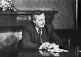Интересно, как бы выглядел сегодня мир и Россия, если бы этот мужик вовремя "сел" по советским законам?