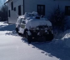 Не, бывало, и я лопатой машину чистил. 
Но там до льда, ещё добраться нужно было.