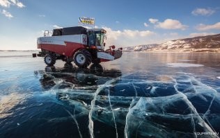 Бедные люди.  С таким комплексом неполноценности живут, что им так важно общественное одобрение и оценка.. ради лайков и мнимой популярности в сети, готовы рисковать как своим барахлом, так и собственной жизнью.
Я понимаю людей, которые в блокадный Ленинград , через Ладожское озеро ехали на грузовиках, стоя на подножке кабины, потому что машина гружёная продуктами питания, для голодающих могла в любой момент провалиться под лёд,.. но выхода не было, либо ты сейчас и потом постоянно идёшь на риск, и от тебя зависит поддержание жизни и эвакуация людей в осаждённом городе, либо ты  этого не делаешь, но от голода и бомбёжек погибнет много народу.  И то были люди - герои, хотя их поимённо никто не знает, и они не лезли в газеты и на радио с криками - посмотрите какой я крутой.
А эти, душевные инвалиды, которые реализуют комплексы собственной никчёмностью, и едут подрифтовать на льду, ничего кроме жалости не вызывают... Я б на месте тамошней администрации района, ещё бы гигантский штраф давал за загрязнение водоёма, такой чтоб хватило летом эту колымагу достать и утилизировать на свалку и чтоб ещё хозяин несколько лет платил  и чувствовал, что не просто потерял автомобиль, а ещё  расплачивается за своё скудоумие.
*Я в курсе что через замёрзший Байкал можно официально ездить на авто.  И там даже пробеги специальные устраиваются. Но  это делается строго в определённые дни, отталкиваясь от проб льда и сводок метеорологов, и  по выделенным маршрутам. Уж не знаю нужен ли там специальный допуск для поездки, но уж точно уверен, что если лёд  начинает таять или трескаться, и возникает опасность для жизни, там сразу запрещают кататься..  Ну, адекватным людям запрещают. Дебилы то везде пролезут, благо озеро огромное, можно реализовать собственную глупость недалеко от ближайшего берега.