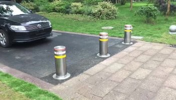 Для водил достаточно выдвижные металлические столбики поставить как на фото. Загорелся красный, столбики поднялись, пешеходы безопасно пошли.
А вот что поставить, чтобы пешеходы не лезли на красный или многополоску без перехода, я хз. Их ни отбойники, ни металлические заборы, и даже страх быть сбитым и раскатанным по асфальту камазом не останавливают.