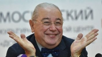 Розыгрыш задумавшегося рабочего