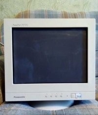 Хорошо помню широко рекламируемый в 1997 году монитор Panasonic PanaFlat PF70,
который позиционировался как первый в мире ЭЛТ-монитор с абсолютно плоским экраном. И всё бы ничего, но довелось мне в 1986 году поработать в своём НИИ за монитором американской фирмы "Zenith", который имел точно такой же экран...