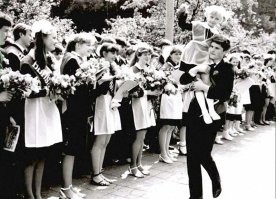 "взгляд "зацепился" за ленту - их не было в советское время"

Массово - да, не было. Но в некоторых школах были!
Обратите внимание - лента выпускника и комсомольский значок на первом фото.
Советское время.