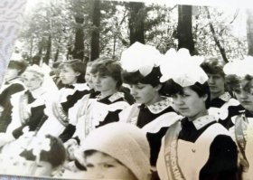 "взгляд "зацепился" за ленту - их не было в советское время"

Массово - да, не было. Но в некоторых школах были!
Обратите внимание - лента выпускника и комсомольский значок на первом фото.
Советское время.