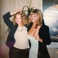 Девушка справа просто огонь, если ты читаешь это отзовись.