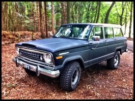 Единственный!?  Вот  Jeep wagoneer, 1975 года.  А выпускался с 1963 года. И подобных было много.