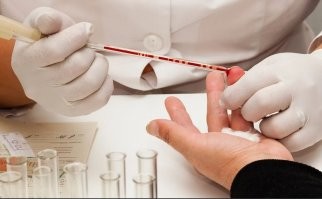 Так мало того, что из пальца...  брали кровь из пальца в тоненькую стеклянную  колбу, похожую на прозрачный карандаш с метками. К колбе была приделана резиновая трубка и медсестра, взяв эту трубку в рот буквально делала вакуум, чтобы кровь поднялась в колбе на нужный уровень. Потом сливала кровь в пробирку, ополаскивала в каком-то растворе и этой же колбой брала кровь у следующего.