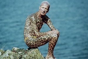 да нет. их не заматывают в смирительные рубашки их считают жирафами но в основном котами собаками и 1 раз считали оленем.