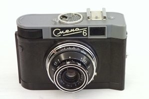 У меня был еще такой, до сих пор помню его запах, футляр был съемный еще на нем, удобно. Все выставлялось на глаз, выдержка, диафрагма, метраж. Сколько снимков им сделано, не перечесть. И что сказать, он остался в рабочем состоянии. А какой был цикл до готовых фотографий, это не сейчас щелк и цифровое готово.А тогда все нужно было аккуратно, чтобы не запороть, не засветить, не поцарапать, не передержать в проявителе, правильно намотать в фотобачке, чтобы не слиплась пленка, целое исскуство.