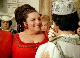 Пышка в красном платье напомнила вот эту героиню.)))