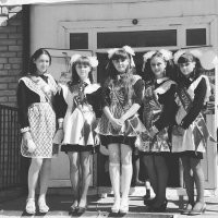 Автор будьте внимательнее. Если фото черно-белое, то не обязательно времен СССР. Прежде всего взгляд "зацепился" за ленту - их не было в советское время - а присмотревшись, можно прочитать "Выпускник 201..."      Да и по лицам видно, не советские девочки, хоть и в форме...