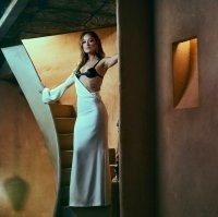 С такими прыщами лучше закрытое платье.