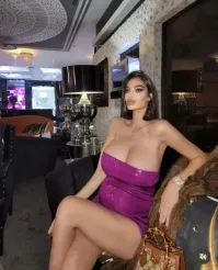 У неё ещё и кисть как лопата.А мизинцем она сразу два уха наверно чистит.Насквозь.