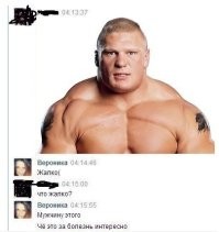 Силач упражняется с двумя миниатюрными женщинами