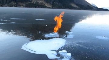 вот скопления газа подо льдом и как он горит. и видео в подтверждение.
вижу мало кто знал об этом, учитывая сколько минусов поставили. Эх, школота. Вы бы в мои детские 80е не выжили ))