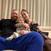 Одна из них, его жена. Келси Хенсон. На видео справа