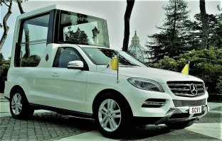 А что не так с автомобилем на 26 картинке? Вот папамобиль, может там попомобиль.
