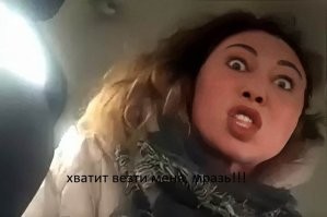 Женщина выпала из машины такси на полном ходу