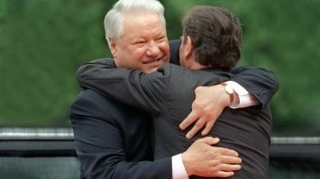 вот у кого без изъянов только правая рука)