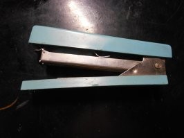 Этому степлеру однозначно больше лет, чем мне, значит он так же 70-х годов.
Отлично работает, современные скобы подходят. Их даже два было, хз где второй.