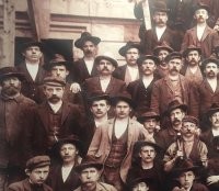 А по центру Синяков