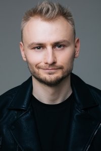А по центру Синяков