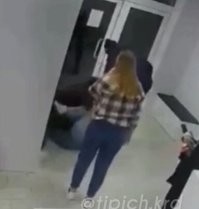 Оператор выдачи заказов. 
Девушка.