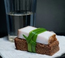 Так это у кого что, у нас тоже подобное изобретают, в одном кафе японском на Цветном бульваре были "Русские недели" пару лет назад, там подобное подавали (картинки из яндекса, но есть и свои фото)