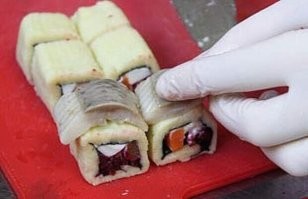 Так это у кого что, у нас тоже подобное изобретают, в одном кафе японском на Цветном бульваре были "Русские недели" пару лет назад, там подобное подавали (картинки из яндекса, но есть и свои фото)