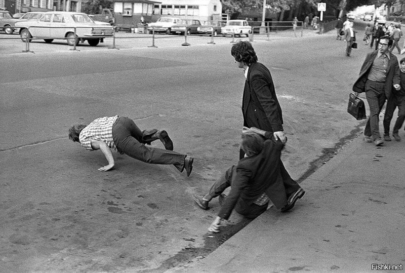 Какой брейк-данс в Бронксе??? Это фото советского чернушника Сычева!
Кому интересно его творчество:
