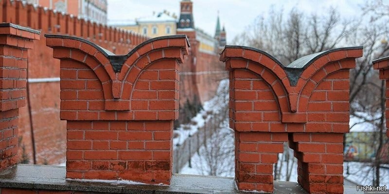 В одной передаче поведали, что это стилизованные зубцы кремлевской стены ну и буква М.