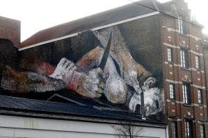 Брюссель , у нас здесь они на каждом шагу . Член и девка это напротив женской католической школы на миди . Я могу много их накидать , но смысла нет , у школы детей улица вообще вся исписана на тему Тин Тин , там хоть красиво все да и люди по моему не против .  Про первые 3 были скандалы но за 20 лет так и не убрали .