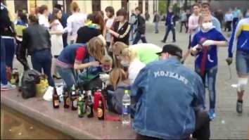 Много? Мало!!! Таких дурачков надо отсекать от здорового общества, навсегда, он уже не настолько молод, чтобы списывать на "тупость и оступился".  Вот этих на фото тоже "понять и простить"? Напомнить, что делают на фото эти "онижедети"? Молодые, глупые, всякий может оступиться? Нет, не всякий.