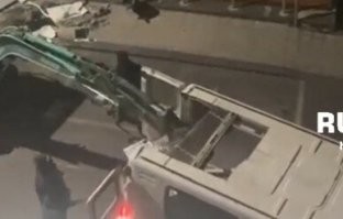 Судя по вырезу в крыше, фургон подготовленный.