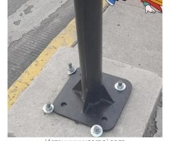 По поводу столбика. 

Что привезли, то рабочие и закрепили. 
Прояв смекалку. 
А не послав "эффективного менеджера" покупать другой столбик.