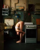 долго можно не замечать бардака на кухне, если там такая фигура ))