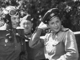 "В бой идут одни старики" смотрю в оригинальном исполнении! Не могу смотреть раскраску! Нельзя такие фильмы уродовать граффитчикам! Пусть стенами ограничатся!