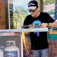 Конечно! ТБ вообще не соблюдает! Где СИЗы? 
Резать газом без очков?!