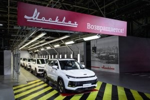 Шильдик ценой в машину.