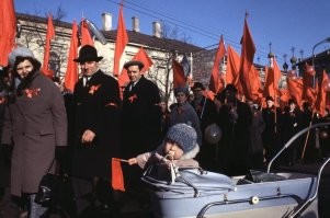 Сейчас этот малыш вырос и проходя мимо той церкви, что на заднем плане, крестится, а придя домой, постит с китайского ноута ностальгические фотки про СССР.