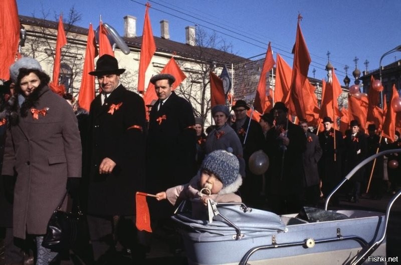 Сейчас этот малыш вырос и проходя мимо той церкви, что на заднем плане, крестится, а придя домой, постит с китайского ноута ностальгические фотки про СССР.