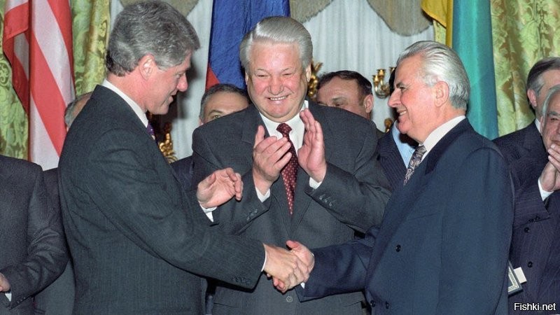 На фото (слева направо) Билл Клинтон, Борис Ельцин, Леонид Кравчук 14 января 1994 года, после подписания трёхстороннего заявления о дальнейшем ядерном разоружении украины.