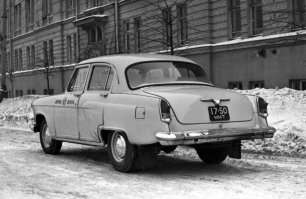 Превосходная машина. Сам за рулём не был, но катались по полной. У друга, его родичей такая была. Когда-то была такси.
 ГАЗ-М-21 «Волга»   советский автомобиль среднего класса, серийно производившийся на Горьковском автомобильном заводе с 1956 по 1970 год. Представляет собой четвертое поколение, является «преемником» модели ГАЗ-М-20 «Победа». Производство ГАЗ-21 на самом ГАЗе продолжалось до 15 июля 1970 года, но ещё долгое время после этого сборка по сути новых автомобилей продолжалась на авторемонтных заводах, встречаются «ремзаводовские» машины выпуска вплоть до второй половины 1970-х годов. Заводской индекс модели   изначально был М-21, позднее (с 1965 года)   ГАЗ-21.
 С 1958 по 1962 год в производстве находились автомобили-такси ГA3-21А, выполненные на базе машин ГАЗ-21И, так называемой «второй серии». Таксомоторы лишились выразительной фигурки оленя на капоте   ее заменила бесформенная хромированная «капля», а также (вместе с базовой моделью) получили более простую решетку радиатора без «маршальской» пятиконечной звезды. В 1962 году все модификации «Волги» оснащались мощным 75-сильным мотором, в результате чего машины-такси обзавелись новым индексом   ГАЗ-21Т. В этом же году таксопарки покинули последние «Победы», и «Волга» стала «монопольной» маркой легковых такси. Автомобили «Москвич-407Т» исчезли раньше, а эра «Москвича-408Т» еще не настала.