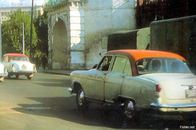 Превосходная машина. Сам за рулём не был, но катались по полной. У друга, его родичей такая была. Когда-то была такси.
 ГАЗ-М-21 «Волга»   советский автомобиль среднего класса, серийно производившийся на Горьковском автомобильном заводе с 1956 по 1970 год. Представляет собой четвертое поколение, является «преемником» модели ГАЗ-М-20 «Победа». Производство ГАЗ-21 на самом ГАЗе продолжалось до 15 июля 1970 года, но ещё долгое время после этого сборка по сути новых автомобилей продолжалась на авторемонтных заводах, встречаются «ремзаводовские» машины выпуска вплоть до второй половины 1970-х годов. Заводской индекс модели   изначально был М-21, позднее (с 1965 года)   ГАЗ-21.
 С 1958 по 1962 год в производстве находились автомобили-такси ГA3-21А, выполненные на базе машин ГАЗ-21И, так называемой «второй серии». Таксомоторы лишились выразительной фигурки оленя на капоте   ее заменила бесформенная хромированная «капля», а также (вместе с базовой моделью) получили более простую решетку радиатора без «маршальской» пятиконечной звезды. В 1962 году все модификации «Волги» оснащались мощным 75-сильным мотором, в результате чего машины-такси обзавелись новым индексом   ГАЗ-21Т. В этом же году таксопарки покинули последние «Победы», и «Волга» стала «монопольной» маркой легковых такси. Автомобили «Москвич-407Т» исчезли раньше, а эра «Москвича-408Т» еще не настала.