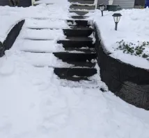 Почему сразу ненавидишь? Видно, что следов нет, и входная дверь заметена. Возможно квартира рядом вообще нежилая в данный момент. Так схерали я её должен обслуживать?