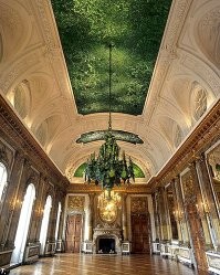 Среди посетителей Королевского дворца в Брюсселе (Бельгия) наибольшей популярностью пользуется зеркальная комната. Сюда приходят, чтобы посмотреть на один из шедевров, принадлежащих дворцу - композицию "Райское удовольствие" ("Heaven of Delight").
 
Творение современных мастеров - украшение потолка и люстра - сияют изумрудами. Но это только на первый взгляд драгоценные камни. На самом деле это надкрылья крупных тропических златок. Для этой уникальной инсталляции использовано около миллиона жуков.
 
Автор этого чуда - Ян Фабр (Jan Fabre, родился в 1958 году, живет в Антверпене) - современный бельгийский художник, драматург, режиссер, хореограф и дизайнер. В 2002 году он с 29 помощниками за три месяца украсил потолок и люстру Зеркального зала Королевского дворца жуками-златками.
 
Покровы их тела очень тверды и отличаются яркой, металлической, блестящей окраской, которая делает златок одними из самых красивых насекомых. Надкрылья жуков отражают свет, переливаясь всеми оттенками от зеленого до синего. Эти переливы света отражаются в старинных зеркалах зала и создают блестящий эффект. Таким образом традиционное искусство было дополнено современным.
P/S Не кидайте тапками... Честно СП@ЗДИЛ на каком то сайте...