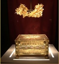 На греческом ларнакс = ящик, шкатулка, ларец. Значение саркофаг уже вторично.
Вот золотой ларнакс с костями Филиппа II, отца Александра Македонского. Был найдел в его могиле в македонском г.Вергина, Греция, в 1977 году. Сейчас находится в археологическом музее г.Фессалоники.