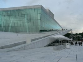 вживую впечатляет айсберг, на роликах сверху, интересно, кто нить съезжал?